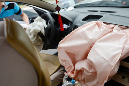 エアバッグの種類と作動しない条件 エアバックの限界 自動車保険ガイド